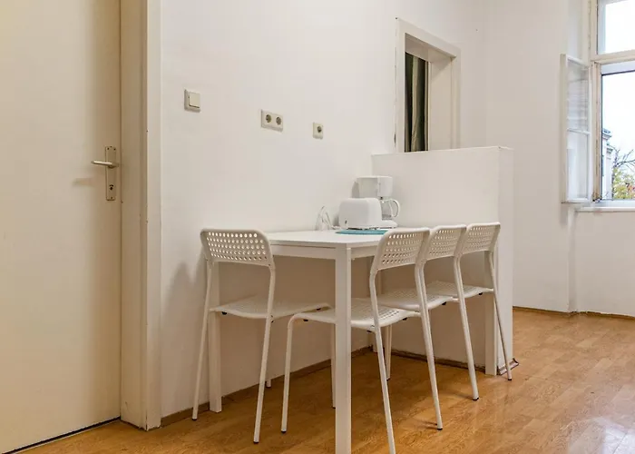 Cozy 2br - Near Wiener Stadthalle Apartment *